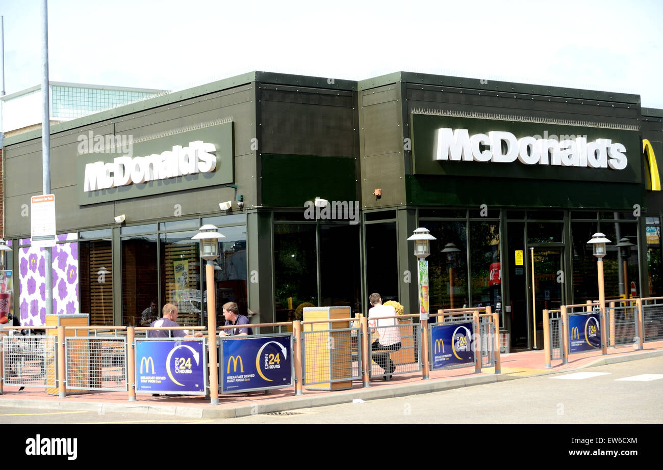 McDonalds un ristorante fast food al gate di lettura Retail Park in Reading, in Inghilterra. Foto Stock