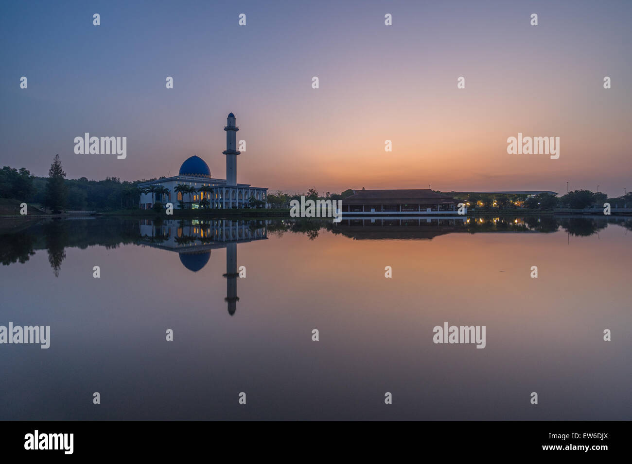 Sunrise a UNITEN Moschea, Malaysia mostra colori splendidi del cloud durante l alba e di riflessione della moschea alla superficie del lago Foto Stock