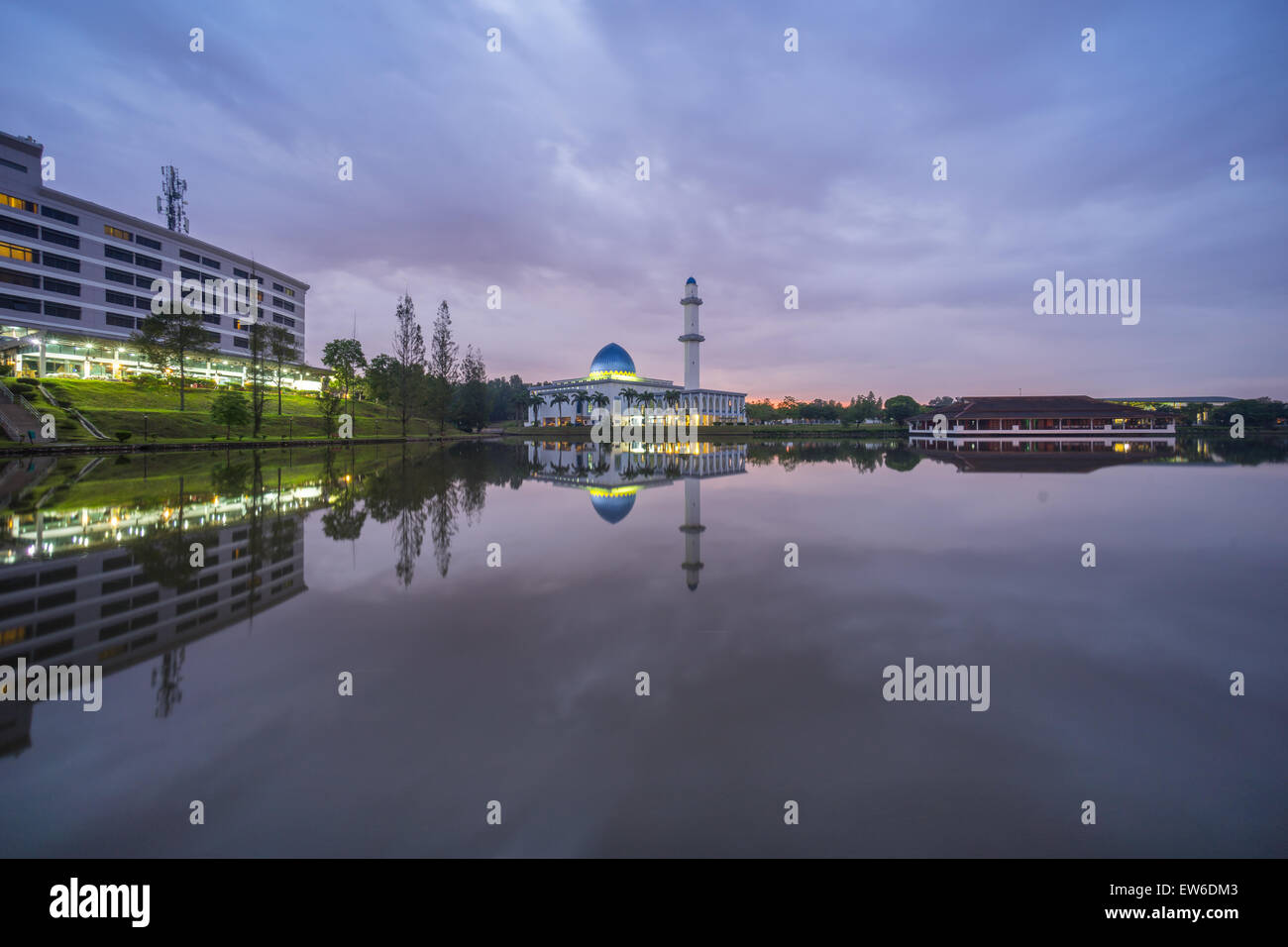 Sunrise a UNITEN Moschea, Malaysia mostra colori splendidi del cloud durante l alba e di riflessione della moschea alla superficie del lago Foto Stock