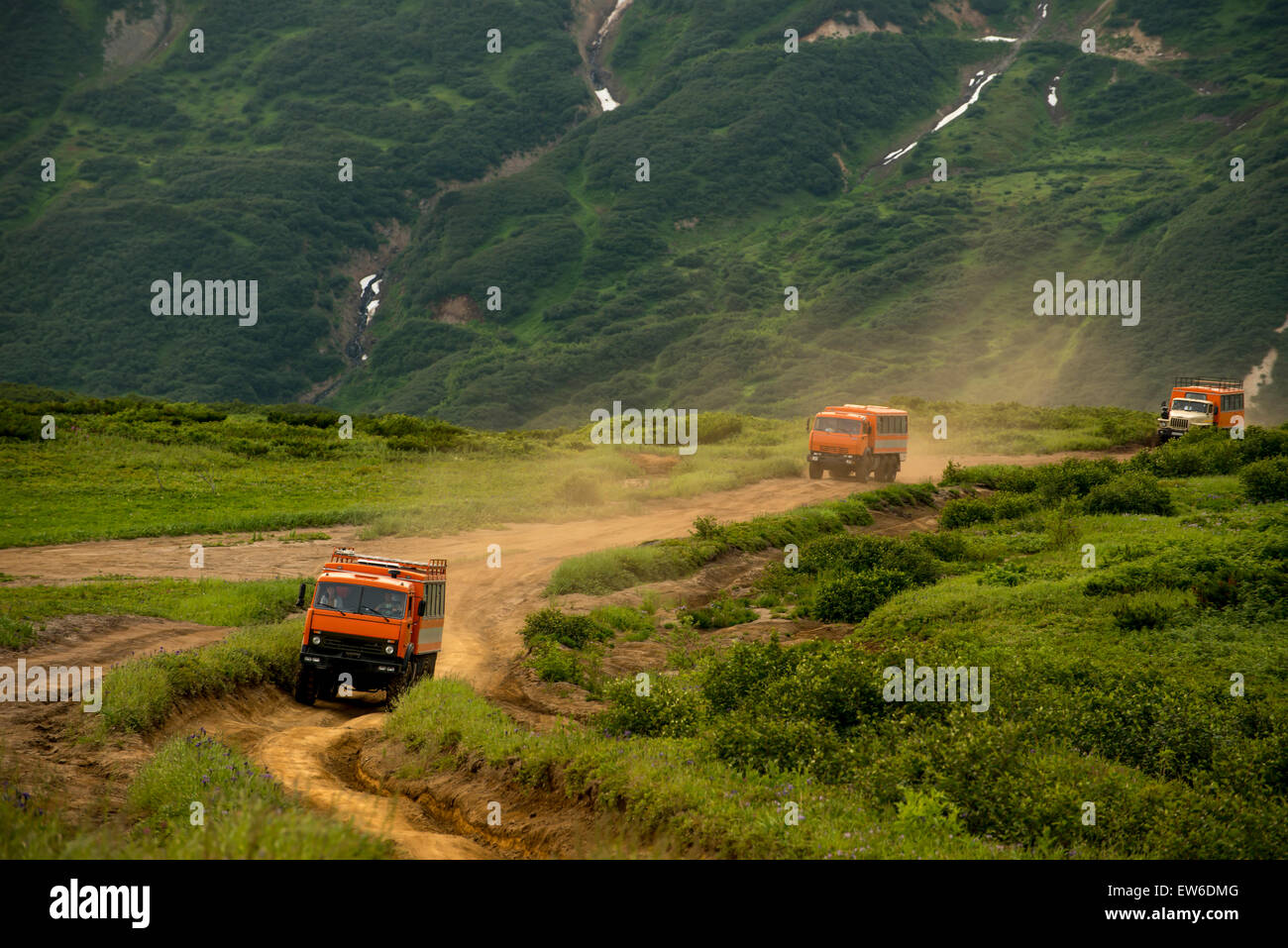 Grande la trazione a sei ruote motrici camion su una piccola strada. La Kamchatka, Russia Foto Stock