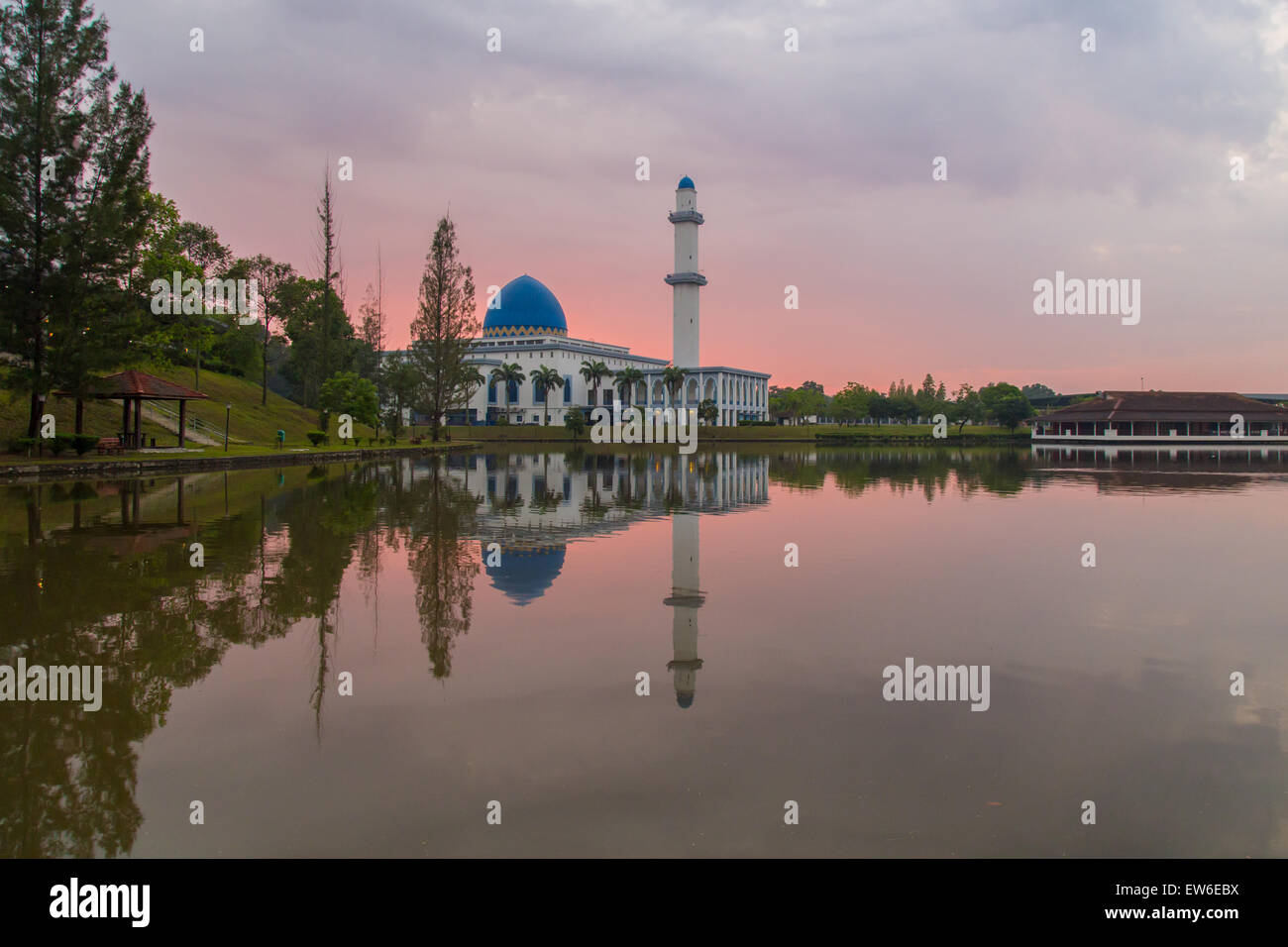 Sunrise a UNITEN Moschea, Malaysia mostra bellissimi colori cloud durante il crepuscolo/alba e di riflessione alla superficie del lago Foto Stock