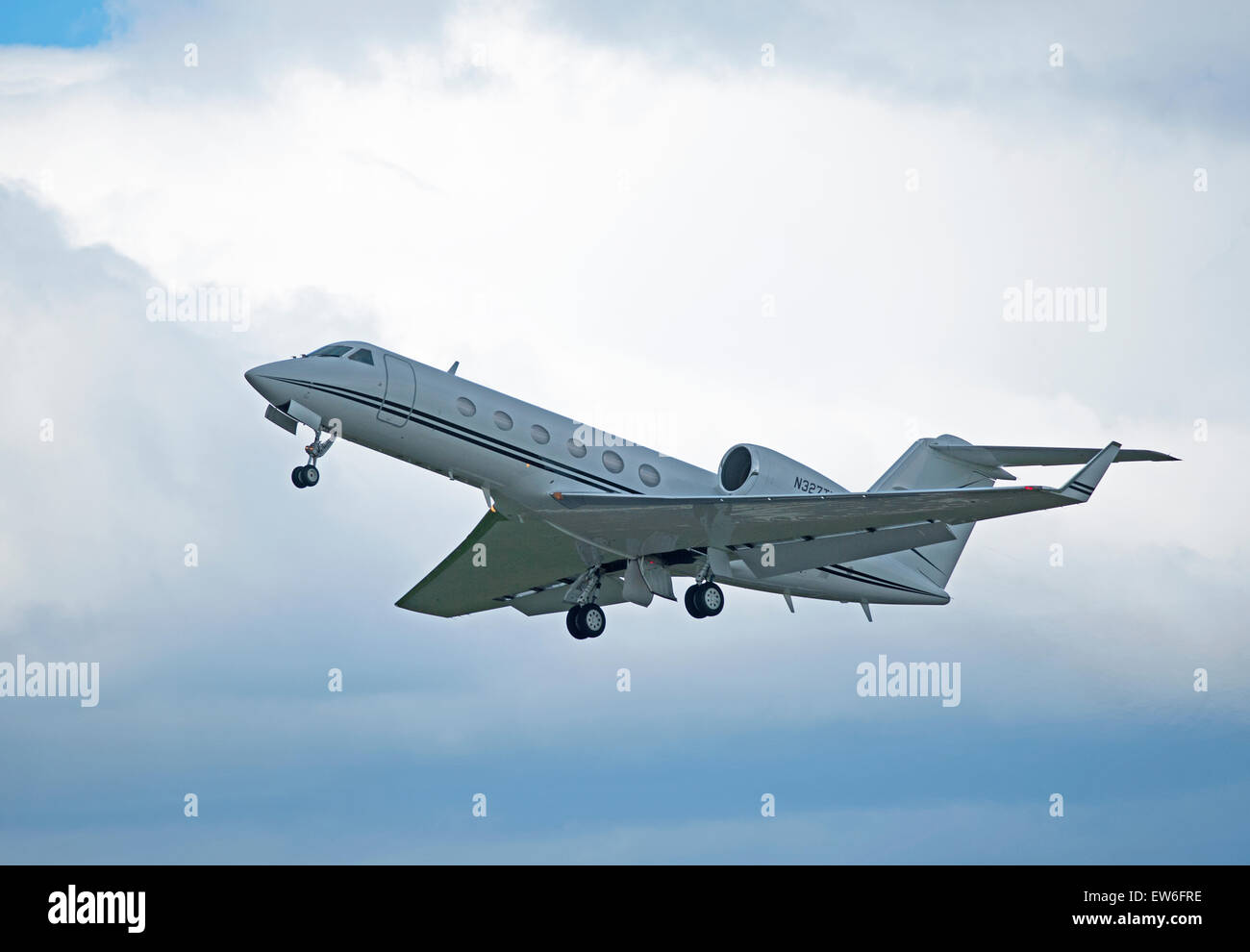 Gulfstream Aerospace G-IV Gulfstream IV-SP di lasciare l'aeroporto di Inverness, Scotland. SCO 9895. Foto Stock