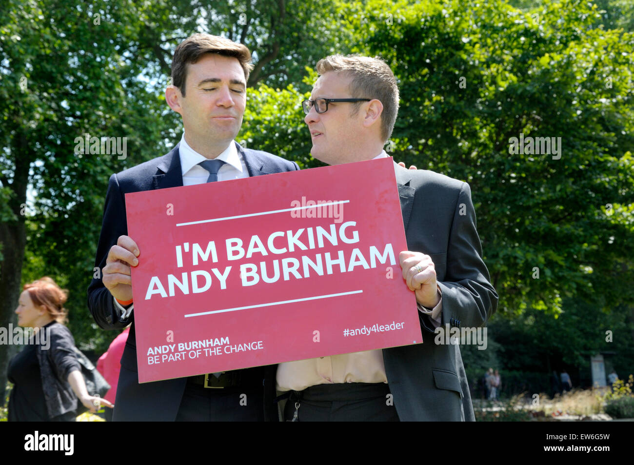 Westminster, Londra, Regno Unito. Il 18 giugno, 2015. Andy Burnham e i suoi sostenitori nella leadership laburista campagna raccogliere su College Green, di fronte al Palazzo del Parlamento. Con Karl Turner, Mp per Kingston-upon-Hull East Credit: PjrNews/Alamy Live News Foto Stock