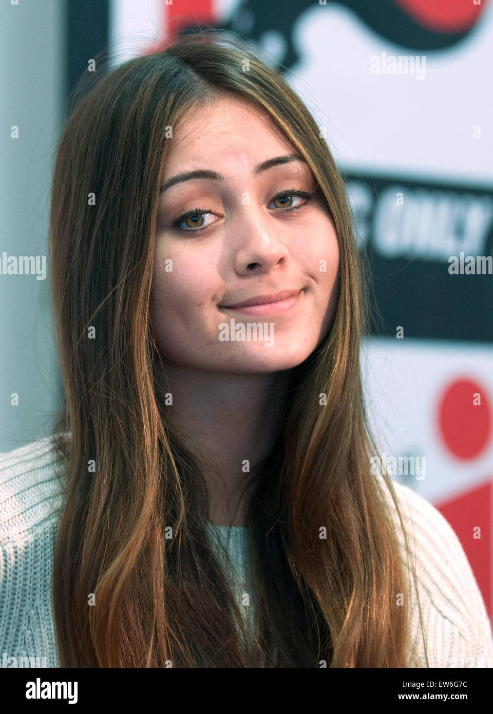 Berlino, Germania. Il 18 giugno, 2015. Cantante britannico Jasmine Ying Thompson pone durante un'intervista con brodcaster radio NRJ a Berlino (Germania), 18 giugno 2015. Il cantante è salito a fama attraverso i coperchi di famose canzoni hit descritto nel suo video di YouTube. © Foto Stock
