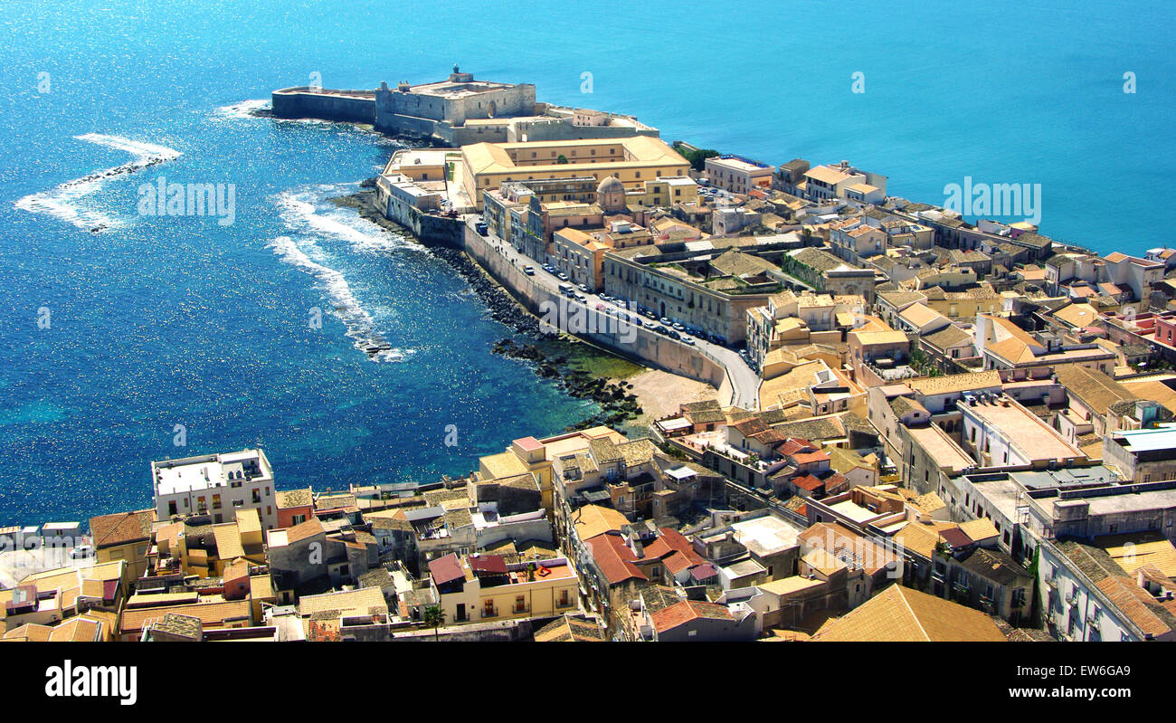 Città costiera Siracusa Sicilia e vecchia isola Foto Stock