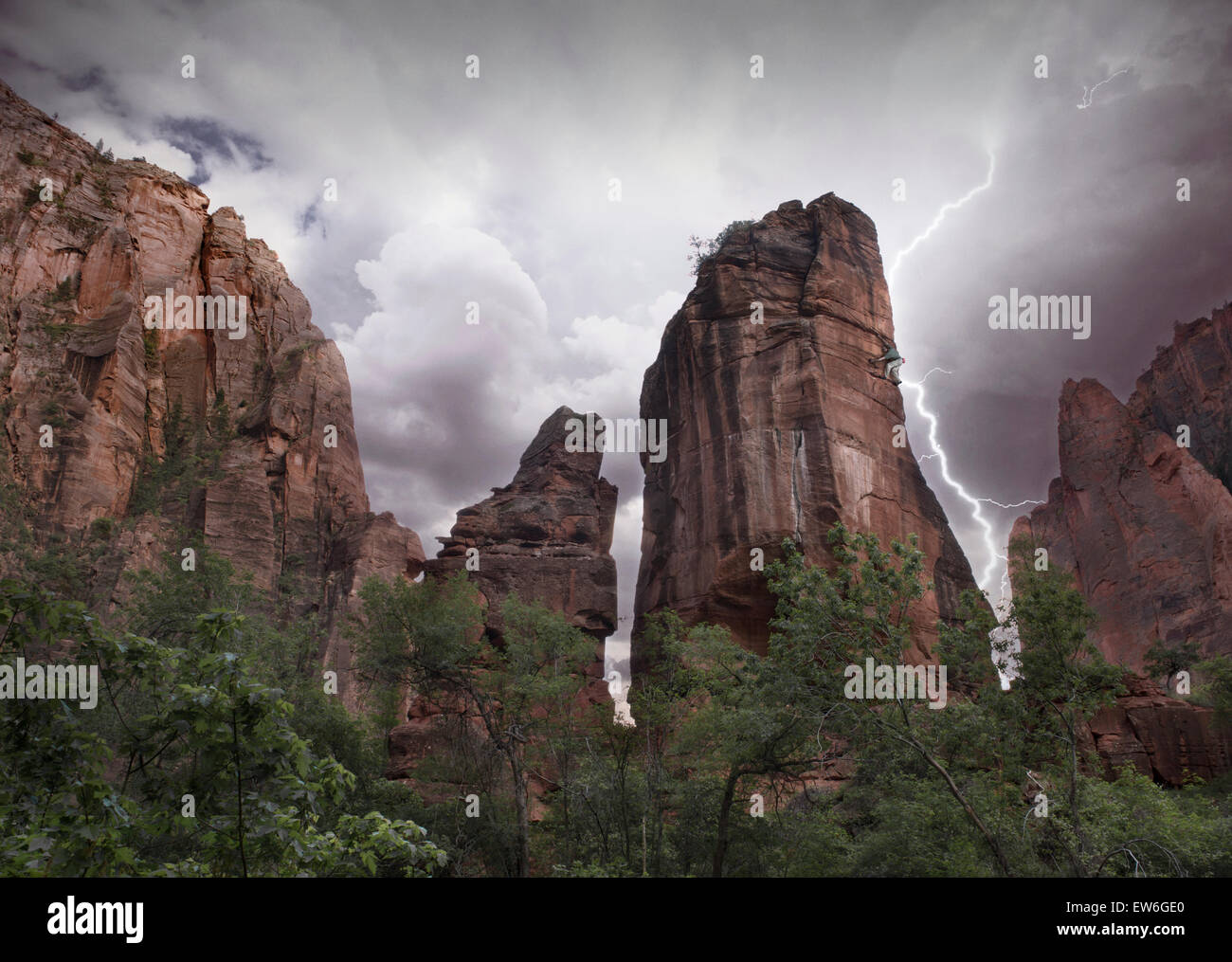 Un scalatore assoli libera una pietra arenaria rossa torre durante un temporale. Foto Stock