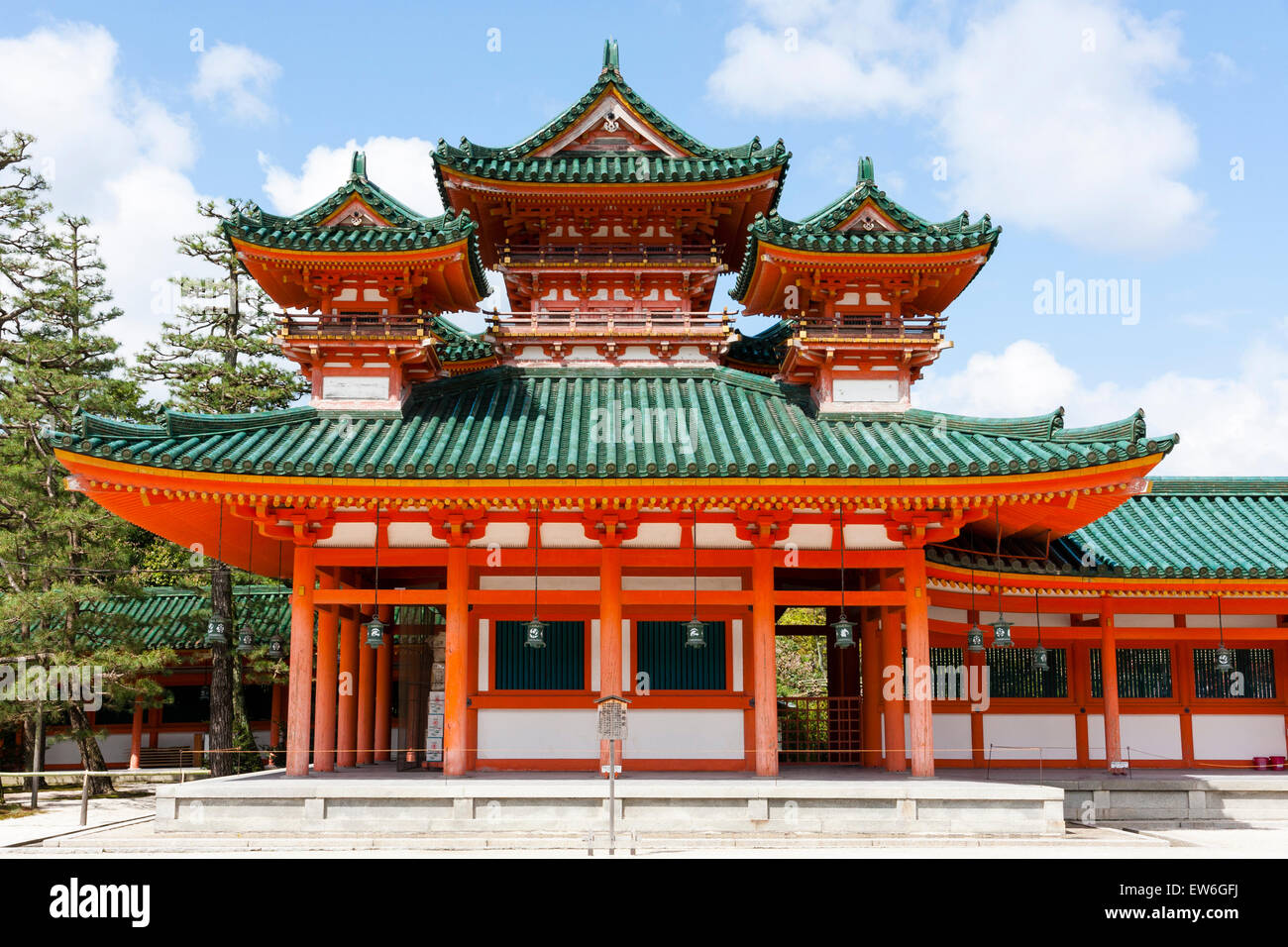 Il Byakko-ro, torre bianca della tigre, del Santuario Heian a Kyoto. Edificio Vermilion con tre torri in stile Cinese con tetti verdi. Cielo blu. Foto Stock
