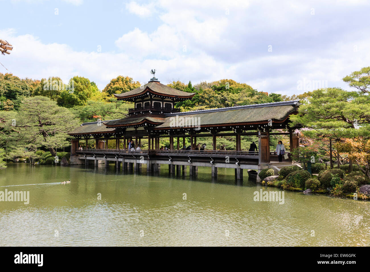 Giardino giapponese di Ogawa Jihei, al Santuario Heian Jingu di Kyoto. Il Taihei-kaku rivestito in legno, Hashi-dono, ponte che attraversa lo stagno Seiho-ike. Foto Stock