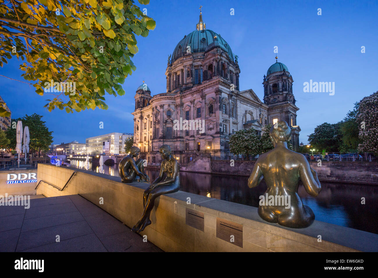 Tre ragazze e un ragazzo, sculture di Wilfried Fitzenreiter, Spree Riverside, a cupola, Kathdral, Berlino Foto Stock