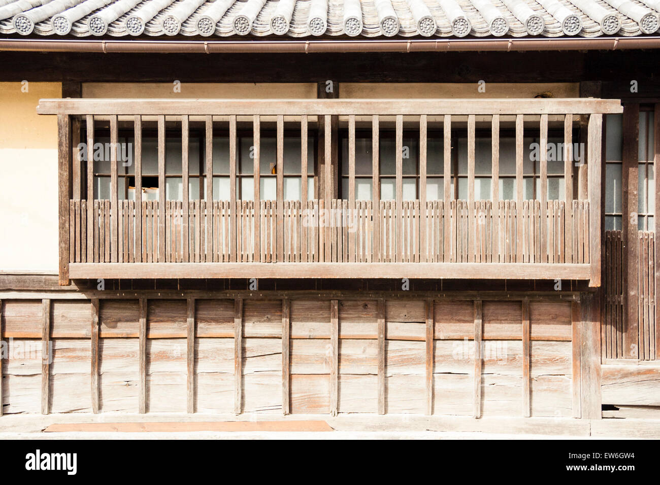 Biken, Kurashiki In Giappone. Tradizionale finestra in legno e balcone giapponese su muro di gesso bianco con la parte inferiore coperta in tavole di legno. Foto Stock