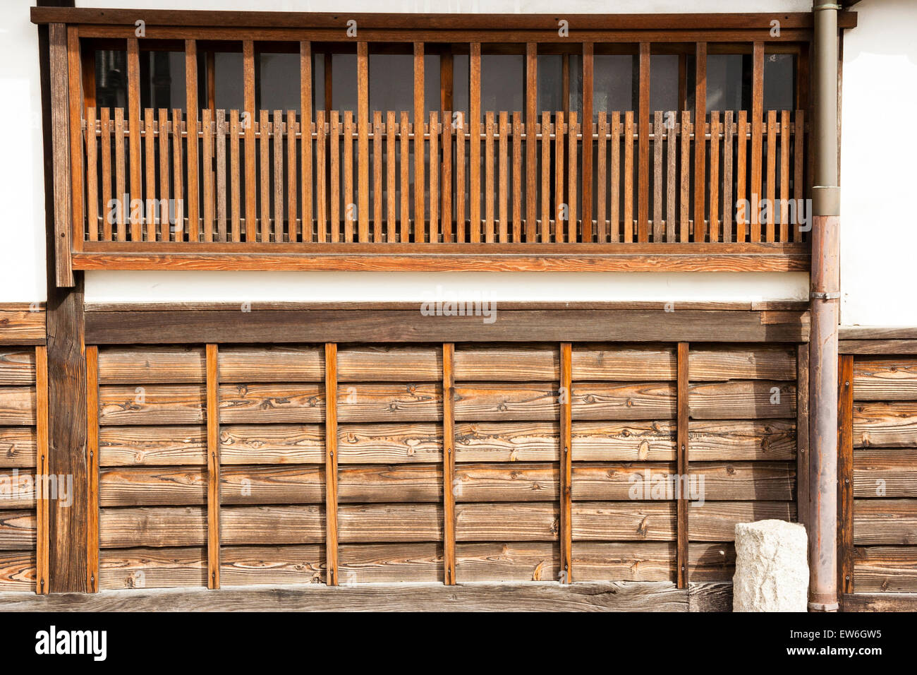 Biken, Kurashiki In Giappone. Tipica finestra tradizionale giapponese in legno a doga su muro di gesso bianco con la parte inferiore coperta in tavole di legno. Foto Stock