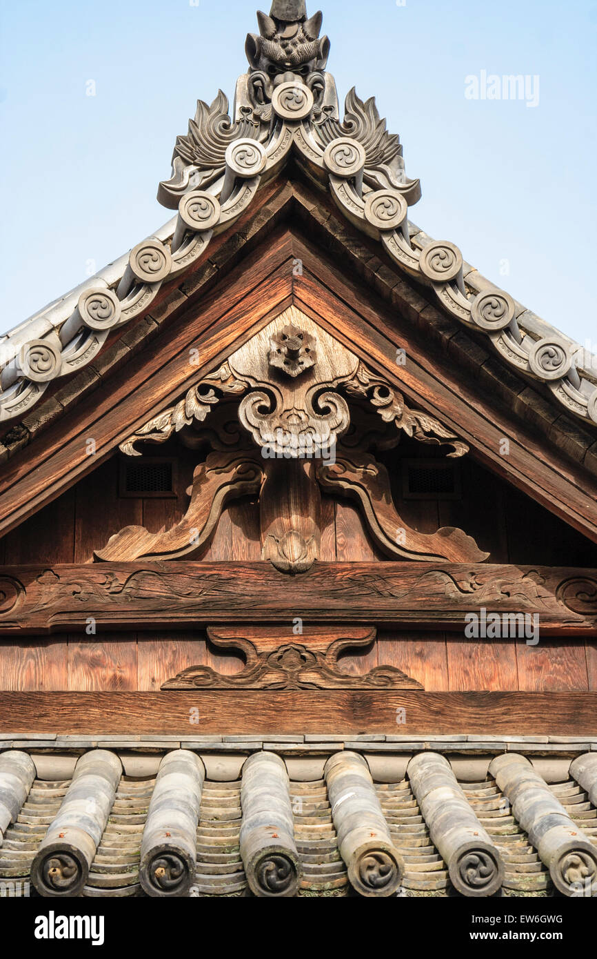 Dettaglio tetto della sala principale del Santuario Achi-jinja a Kurashiki, Giappone. Vista del kegyo, panale finale, con l'Hafuita, la barra superiore del tetto. Foto Stock
