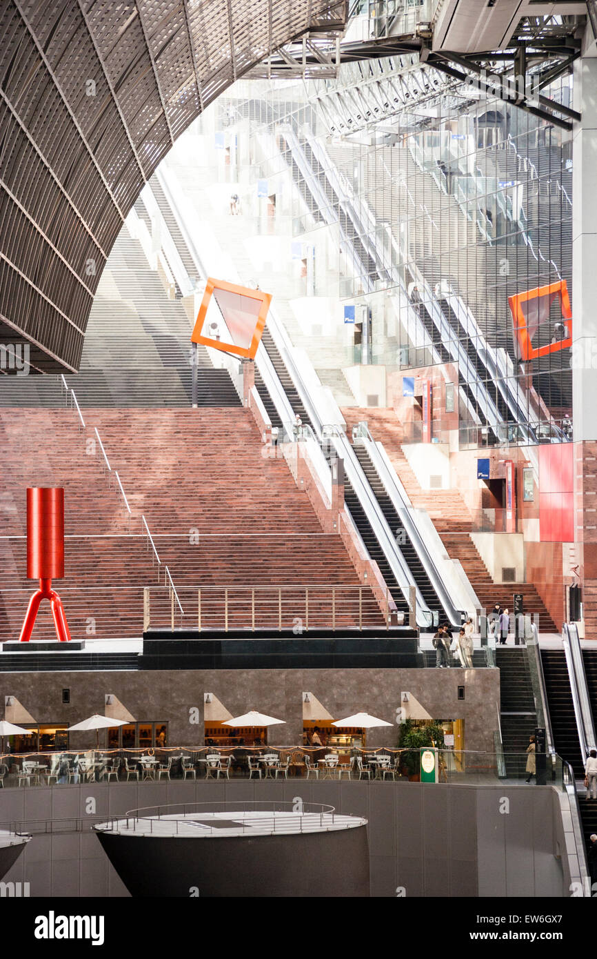 Stazione di Kyoto, esempio di architettura moderna giapponese di Hiroshi Hara. Vista interna di un'estremità della stazione con 12 livelli di gradini e scale mobili. Foto Stock
