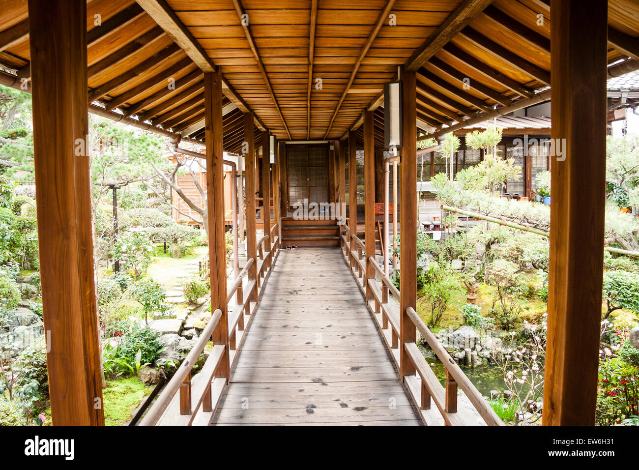Corridoio aperto coperto in legno sollevato al Tempio di Yogon-in che attraversa il giardino giapponese, che collega la sala buddista con i quartieri di vita del monaco. Foto Stock