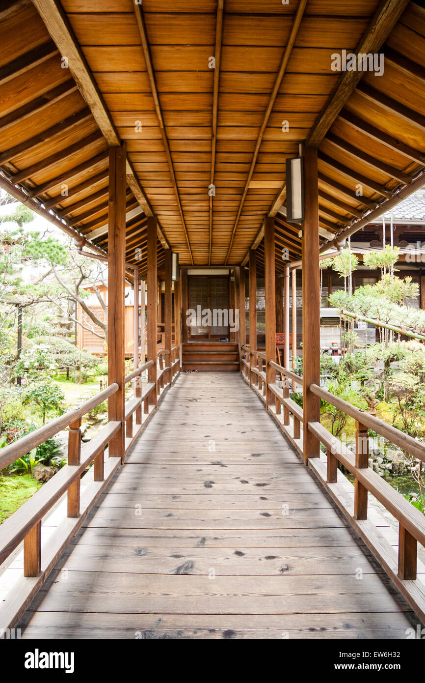 Corridoio aperto coperto in legno sollevato al Tempio di Yogon-in che attraversa il giardino giapponese, che collega la sala buddista con i quartieri di vita del monaco. Foto Stock