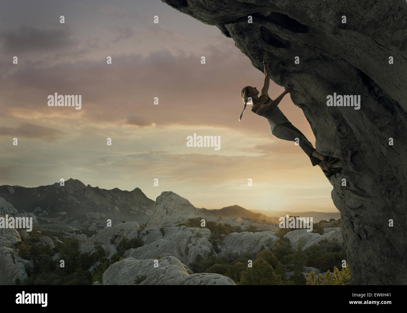 Una femmina di scalatore di massi di una sporgenza alla città di roccia, ID. Foto Stock