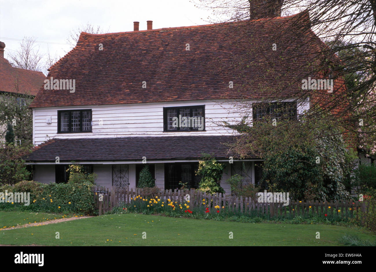 Esterno del dipinto di bianco clapboard house con un lungo porticato sopra le finestre del piano terra Foto Stock