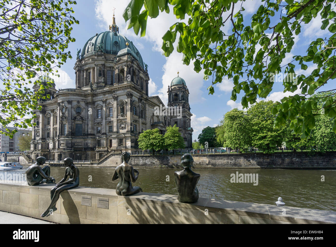 Tre ragazze e un ragazzo, sculture di Wilfried Fitzenreiter, Spree Riverside, a cupola, Cattedrale di Berlino Foto Stock