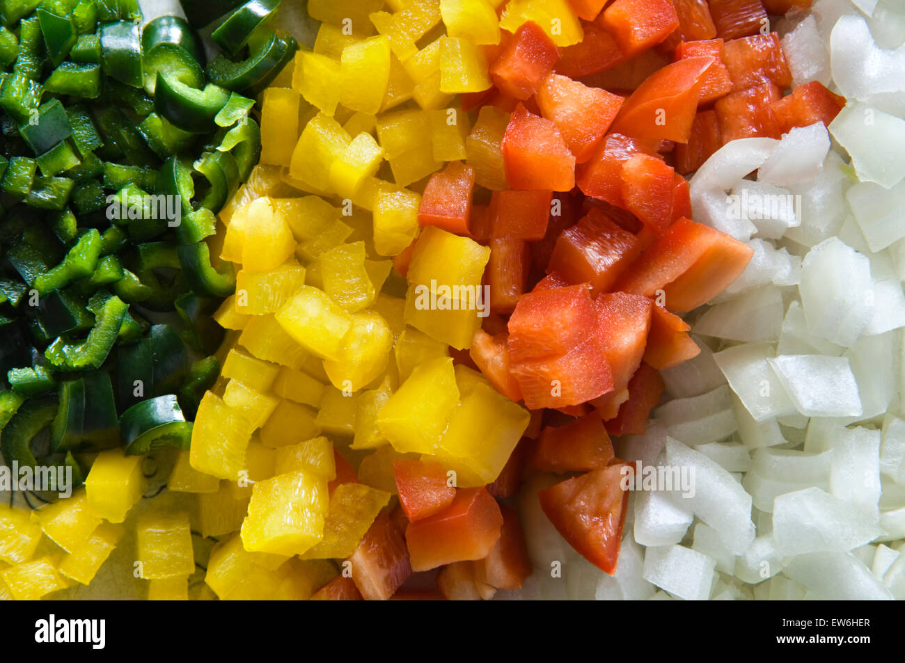 Pepprs jalapeno, giallo e peperoni rossi e cipolle Foto Stock