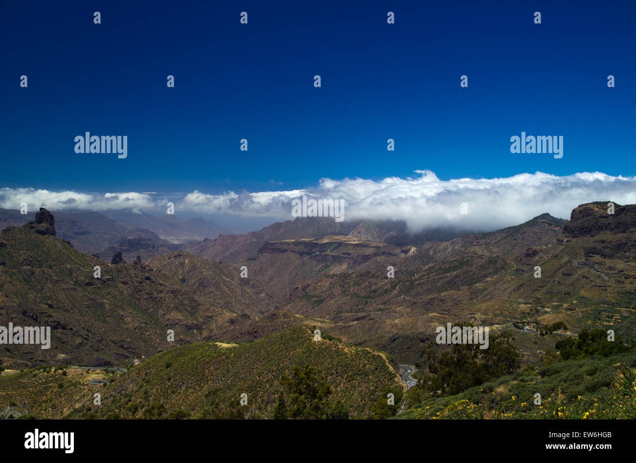 Gran Canaria, Caldera de Tejeda in maggio, Altavista mountain range è coperto da montagne Foto Stock