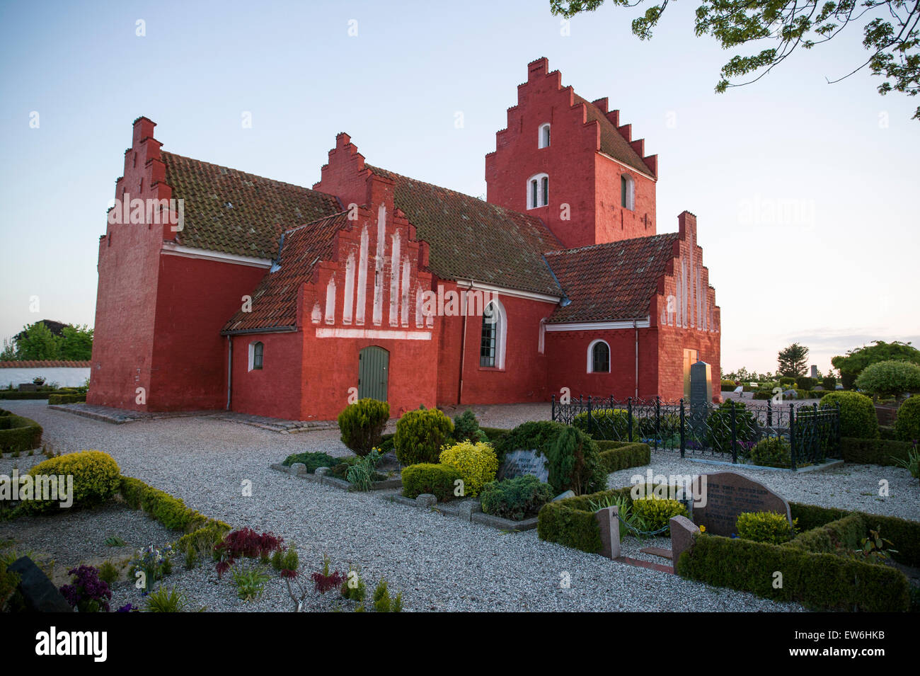 La chiesa rossa vicino Raervig e Shelland Odds, Danimarca. Foto Stock