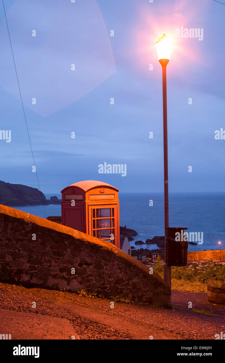 Una cabina telefonica nel villaggio di St. Abbs nel nord-est dell' Inghilterra. Foto Stock