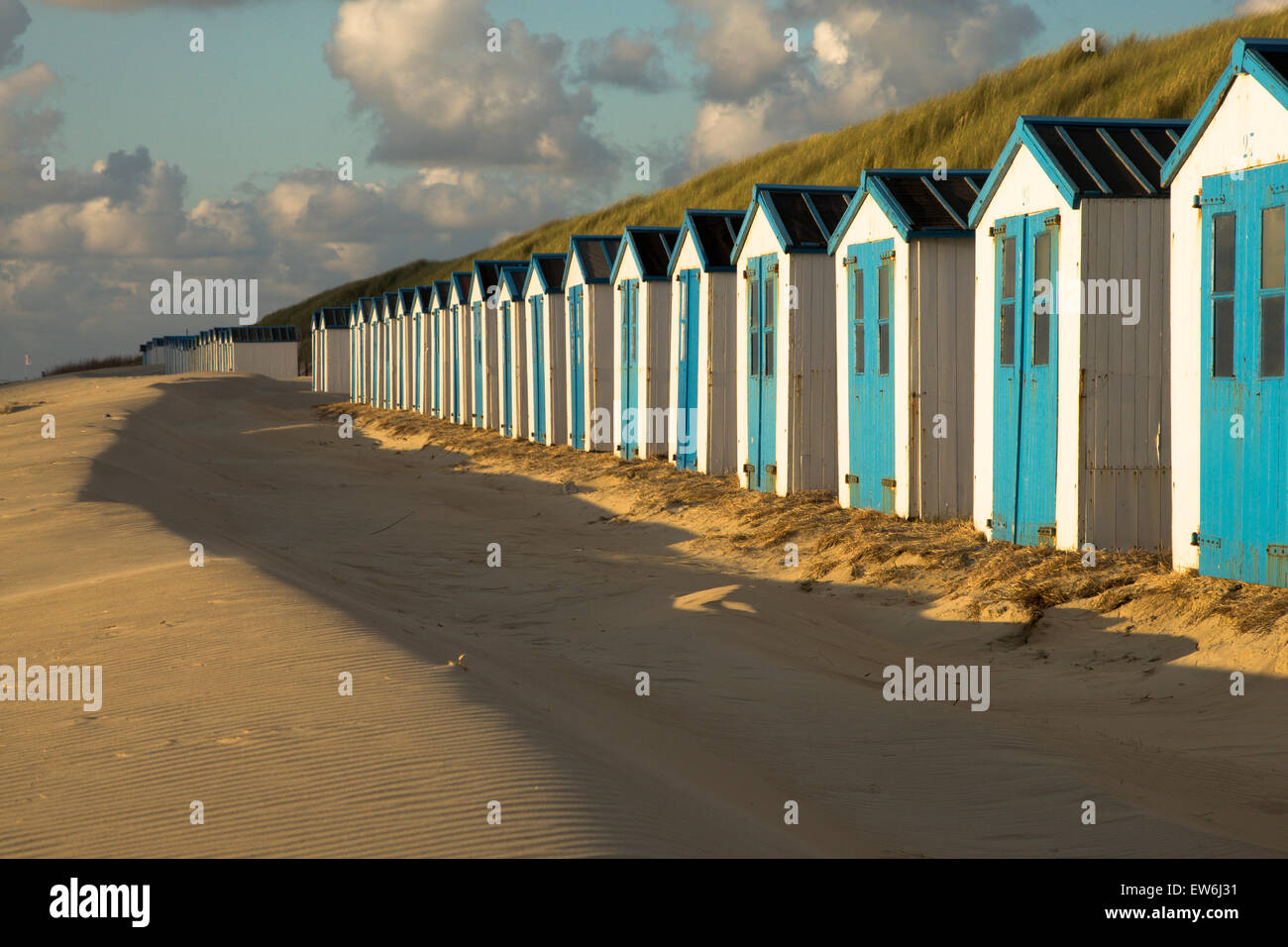 Bianco e blu case sulla spiaggia dell'isola di Texel in Olanda. Foto Stock