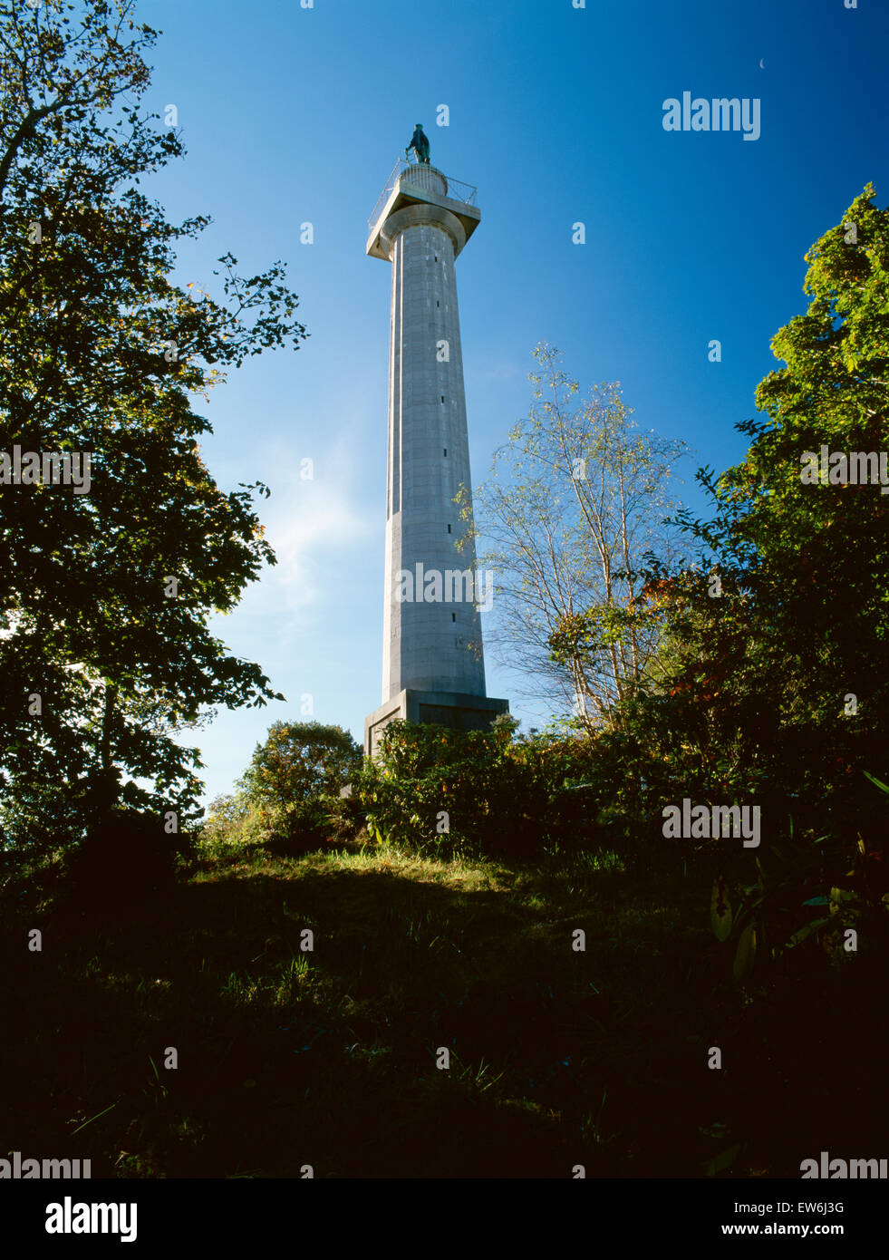 Marchese di Anglesey la colonna elevantesi da Craig y Dinas sperone di roccia, Llanfair PG, Anglesey: eretta 1816-7, bronzo la figura del primo marchese aggiunto 1860. Foto Stock