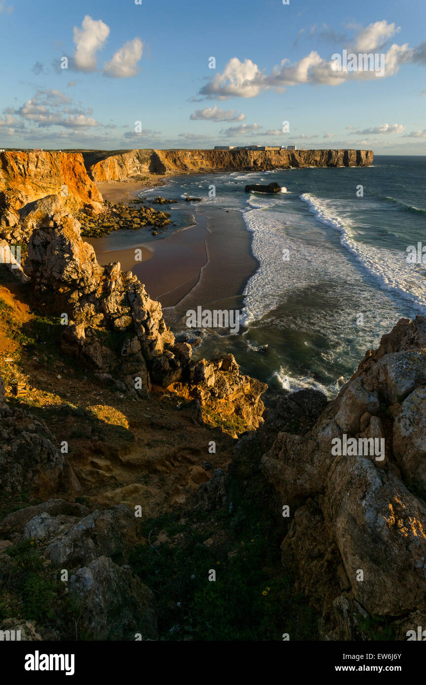 Le scogliere di Sagres e le onde dell'Atlantico nella regione di Algarve in Portogallo. Foto Stock