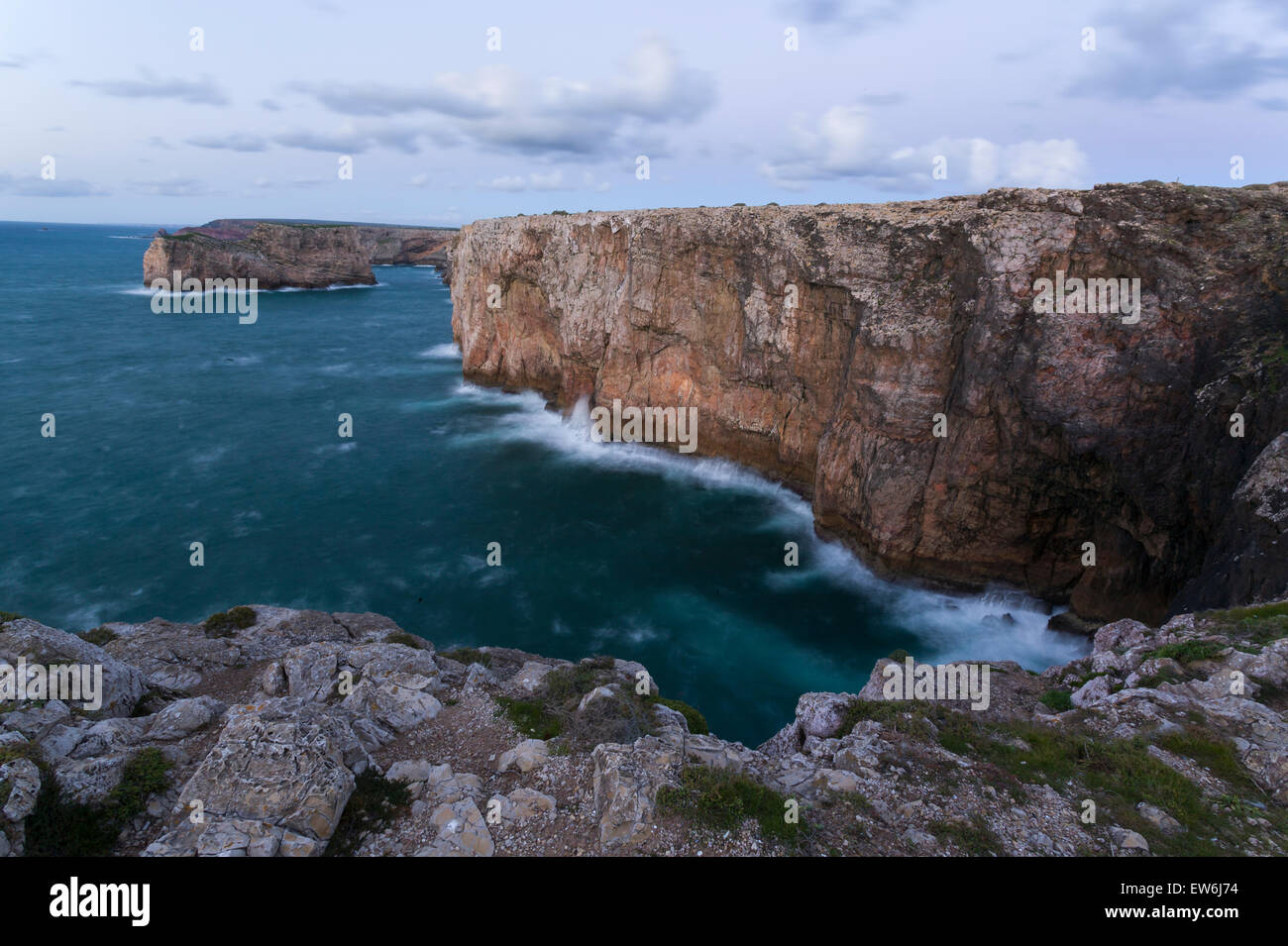 Le scogliere di Sagres e le onde dell'Atlantico nella regione di Algarve in Portogallo. Foto Stock