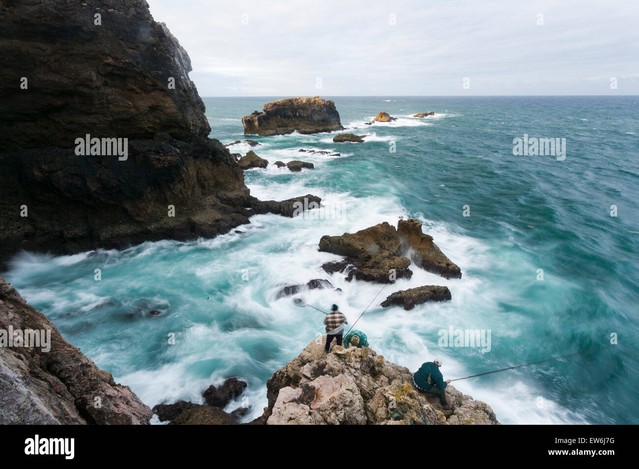 I pescatori pesca sulle scogliere di Bordeira nella regione di Algarve in Portogallo. Foto Stock