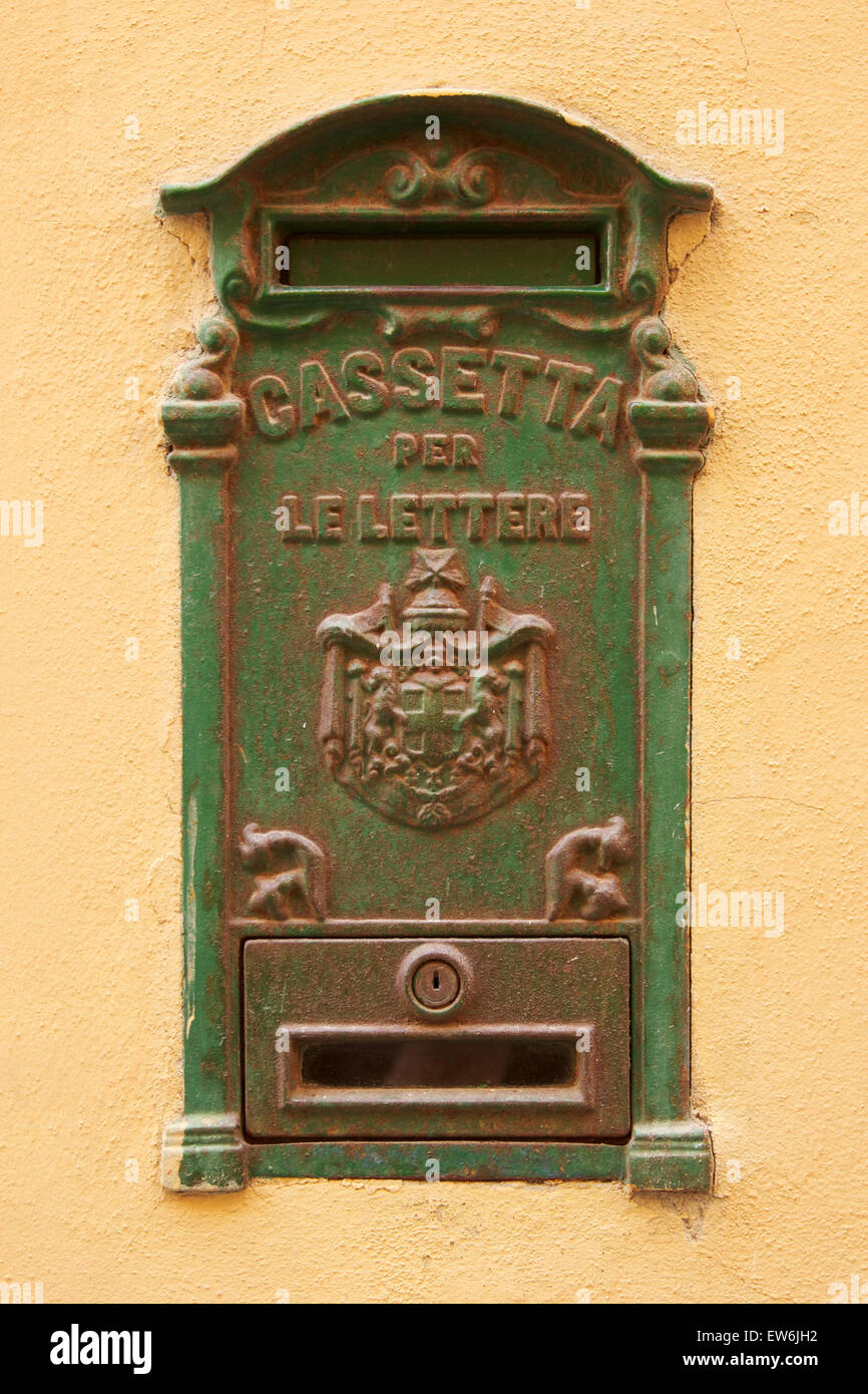 Verde tradizionale letterbox su una parete gialla a Sassari, Sardegna Foto Stock
