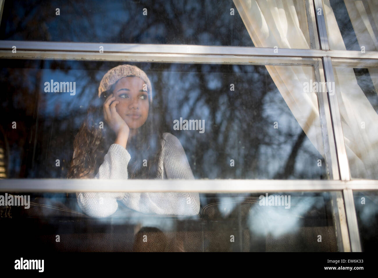 Una giovane studentessa sembra annoiato dal di fuori una finestra. Foto Stock