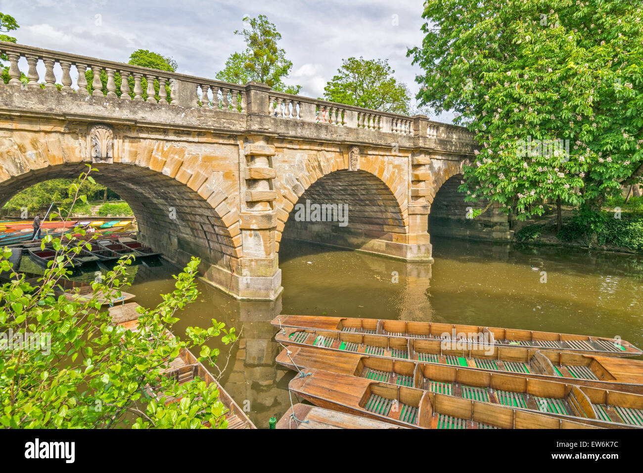 La città di Oxford il fiume Cherwell e Magdalen Bridge con sterline Foto Stock
