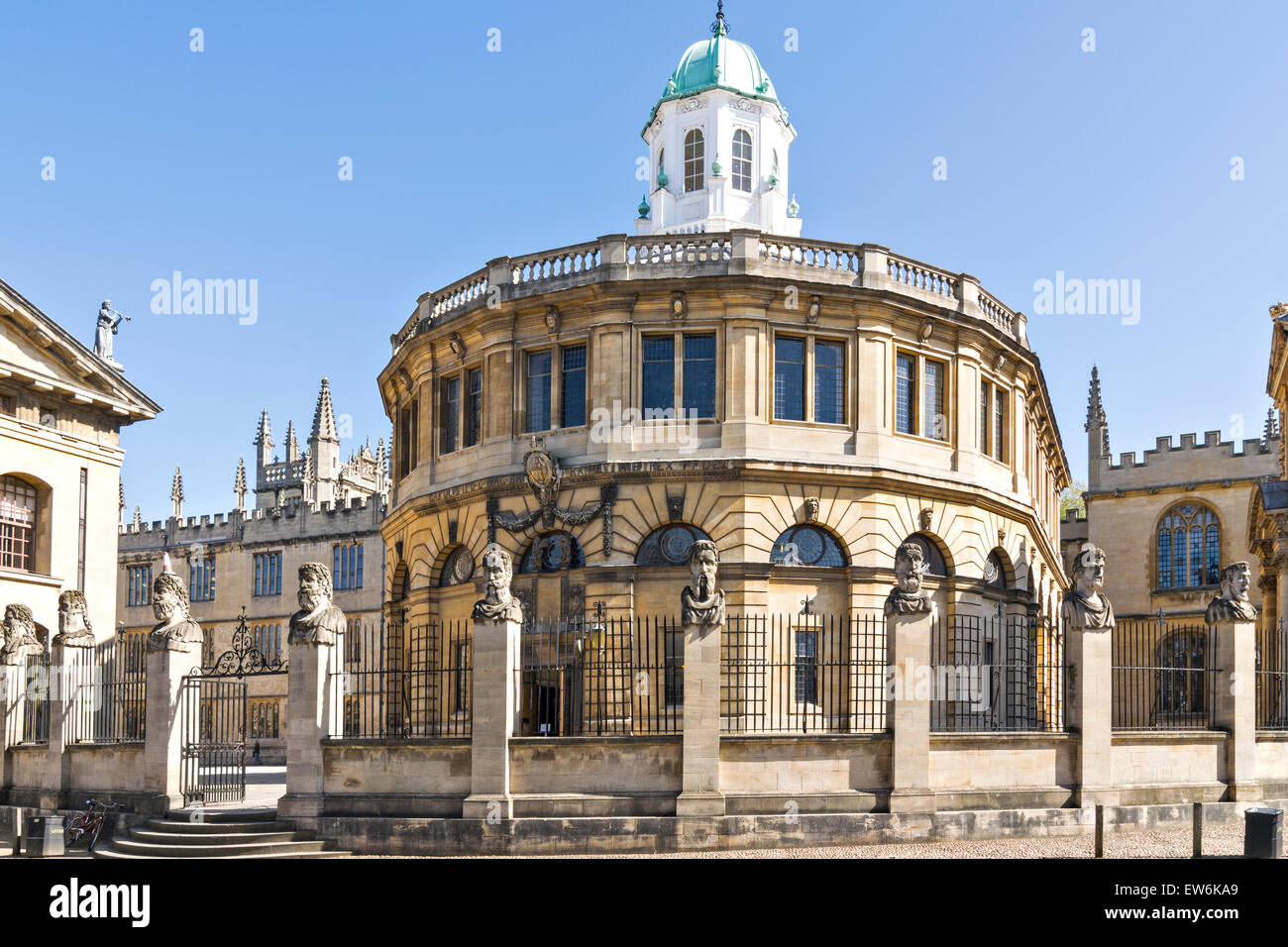 La città di Oxford Il Sheldonian Theatre circondato dai capi di nove imperatori romani o erme Foto Stock