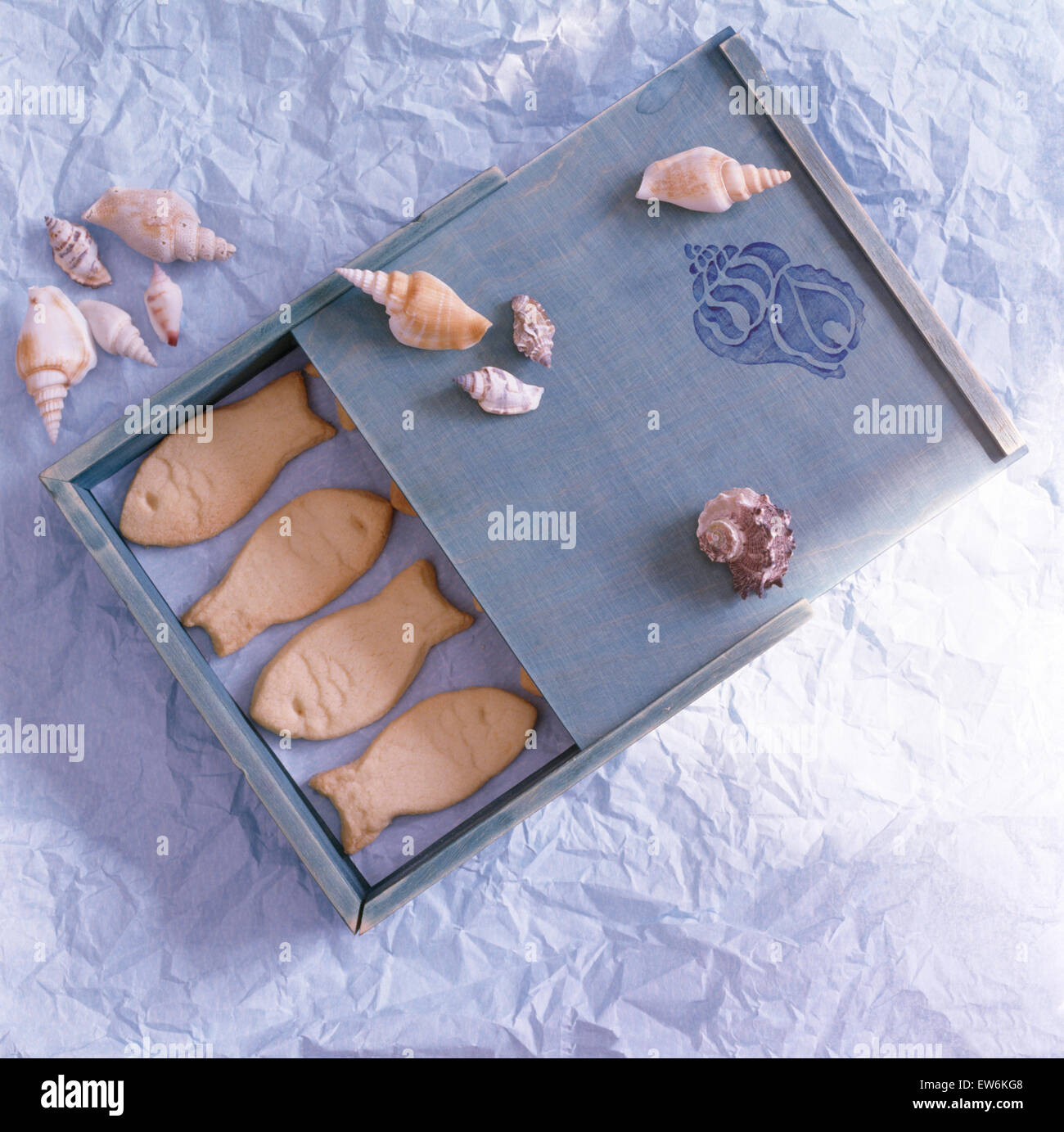 Close-up di i biscotti fatti in casa in un blu scatola stampata Foto Stock