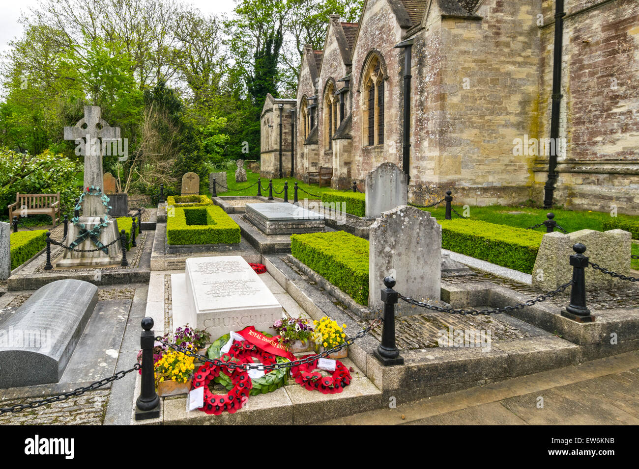 WINSTON CHURCHILL E CLEMENTINA CHURCHILLS GRAVE PRESSO IL ST.MARTIN'S CHURCH BLADON OXFORDSHIRE e ghirlande poste su VE GIORNI DI MAGGIO Foto Stock