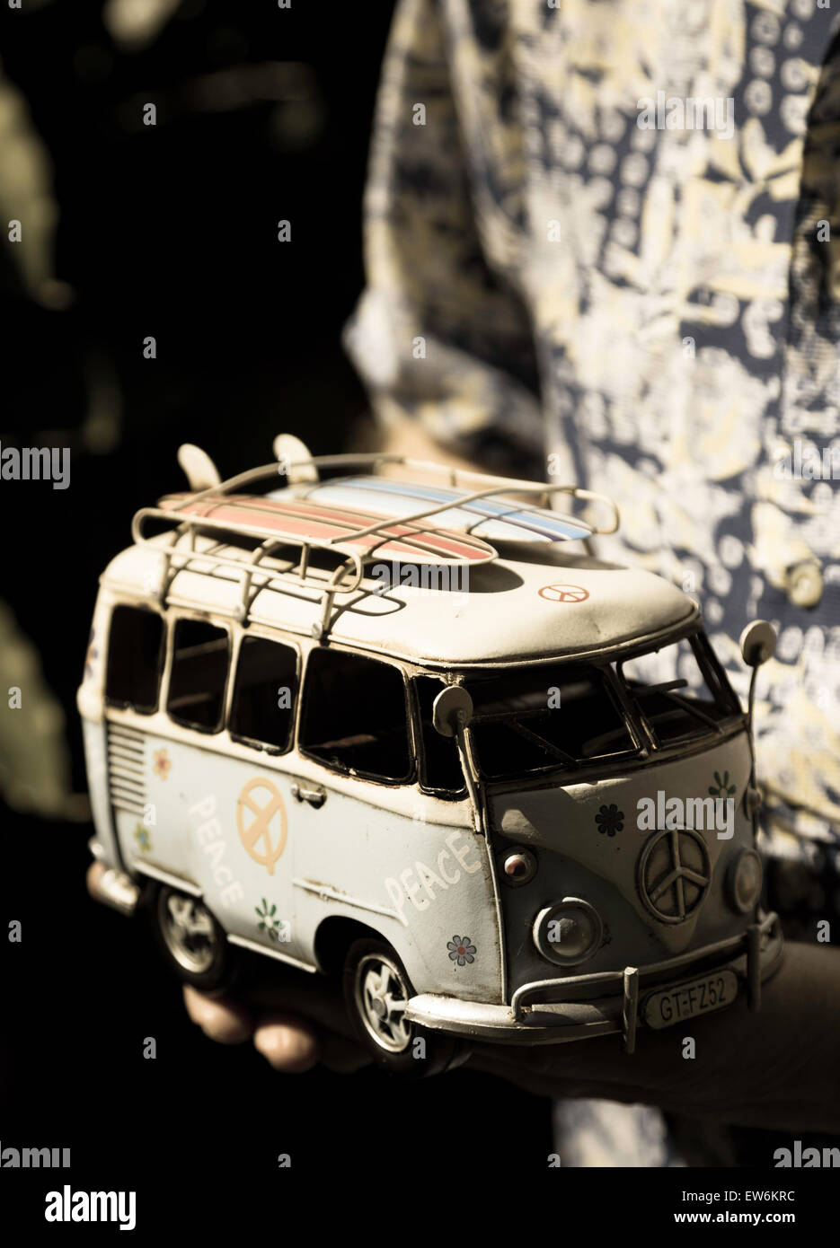 Miniatura Vintage Volkswagen bus hippie modello e Uomo in camicia hawaiana, STATI UNITI D'AMERICA Foto Stock