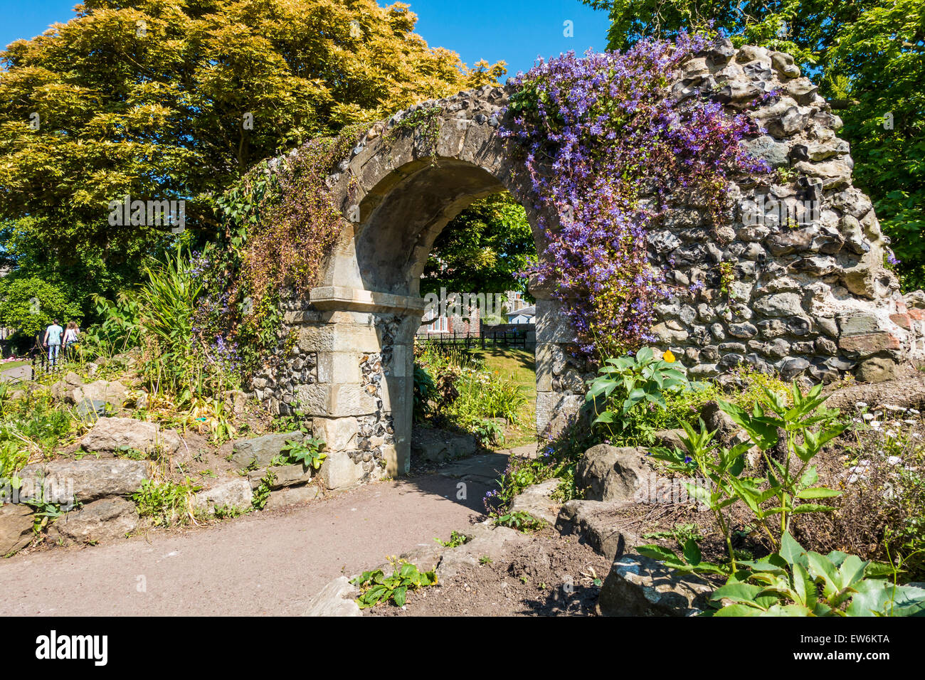 Arco medievale Archway Westgate giardini parchi Canterbury Kent REGNO UNITO Foto Stock