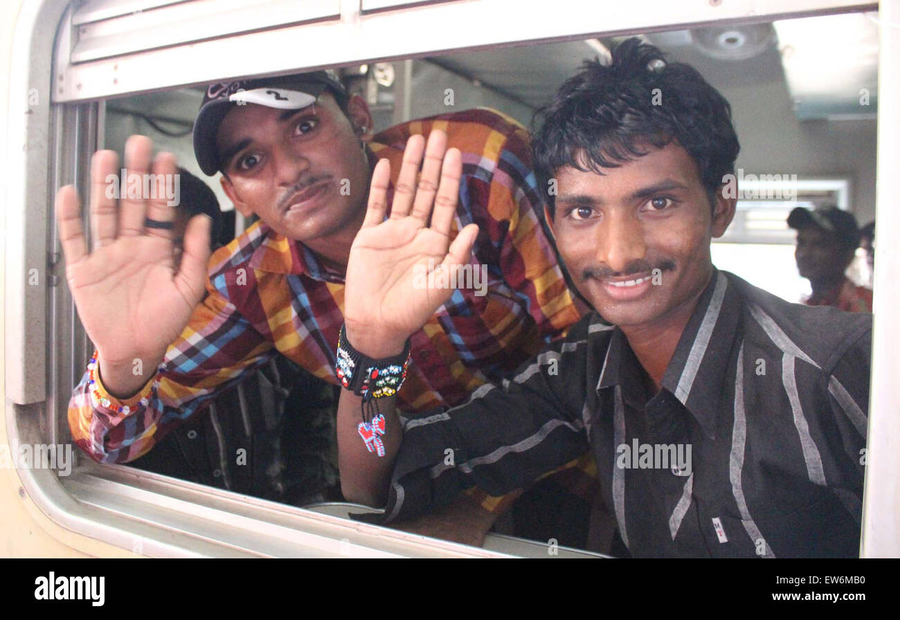 I pescatori indiani agitando la mano lasciando Karachi in un treno, giovedì 18 giugno, 2015. Il Pakistan giovedì rilasciato 113 pescatori indiani presentata in una prigione qui in un gesto, giorni dopo il primo ministro indiano Narendra Modi chiamato il suo omologo pakistano Sharif per salutare lui sul santo mese di Ramzan nel mezzo di una guerra di parole tra i due paesi. Foto Stock