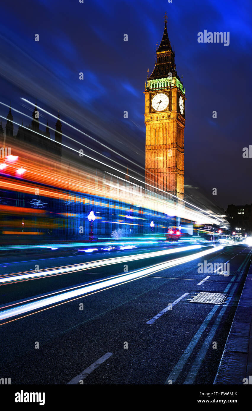 Big Ben, uno dei più importanti simboli di Londra e Inghilterra, come mostrato durante la notte con le luci delle vetture passi Foto Stock