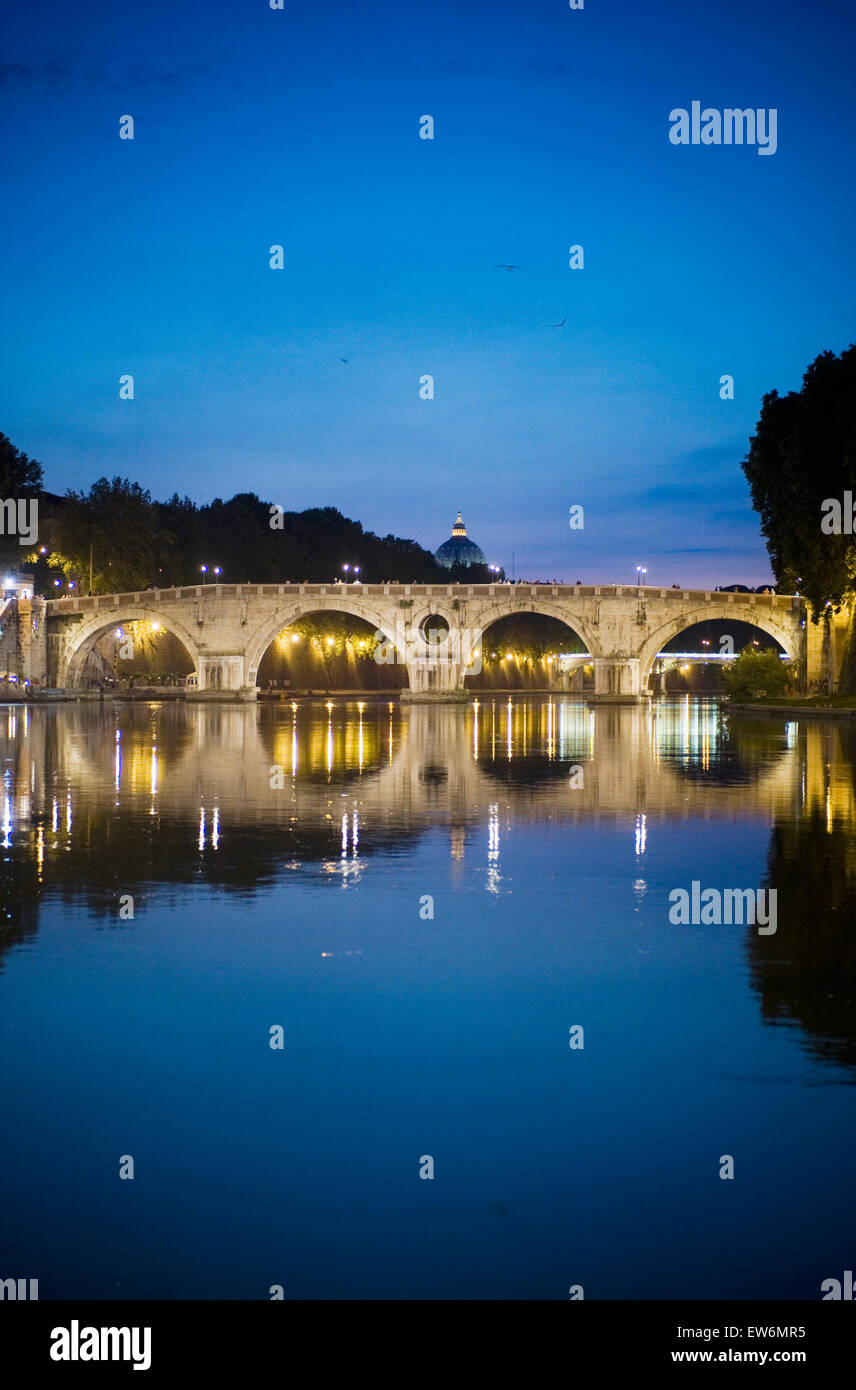 Il Ponte Sisto ponte al tramonto in Roma, Italia. Foto Stock
