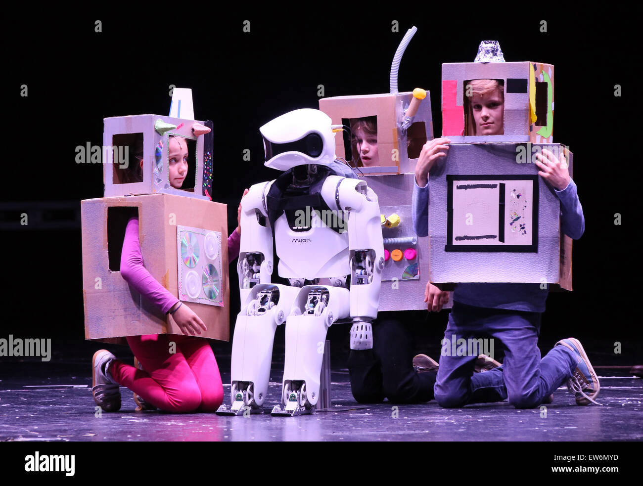 Berlino, Germania. Il 18 giugno, 2015. Un robot di nome 'Myon' è raffigurato con tre membri del coro dei bambini durante una prova dell'opera 'My Square Lady' a Berlino (Germania), 18 giugno 2015. L'opera con il robot sviluppato da Neurorobotics R Foto Stock