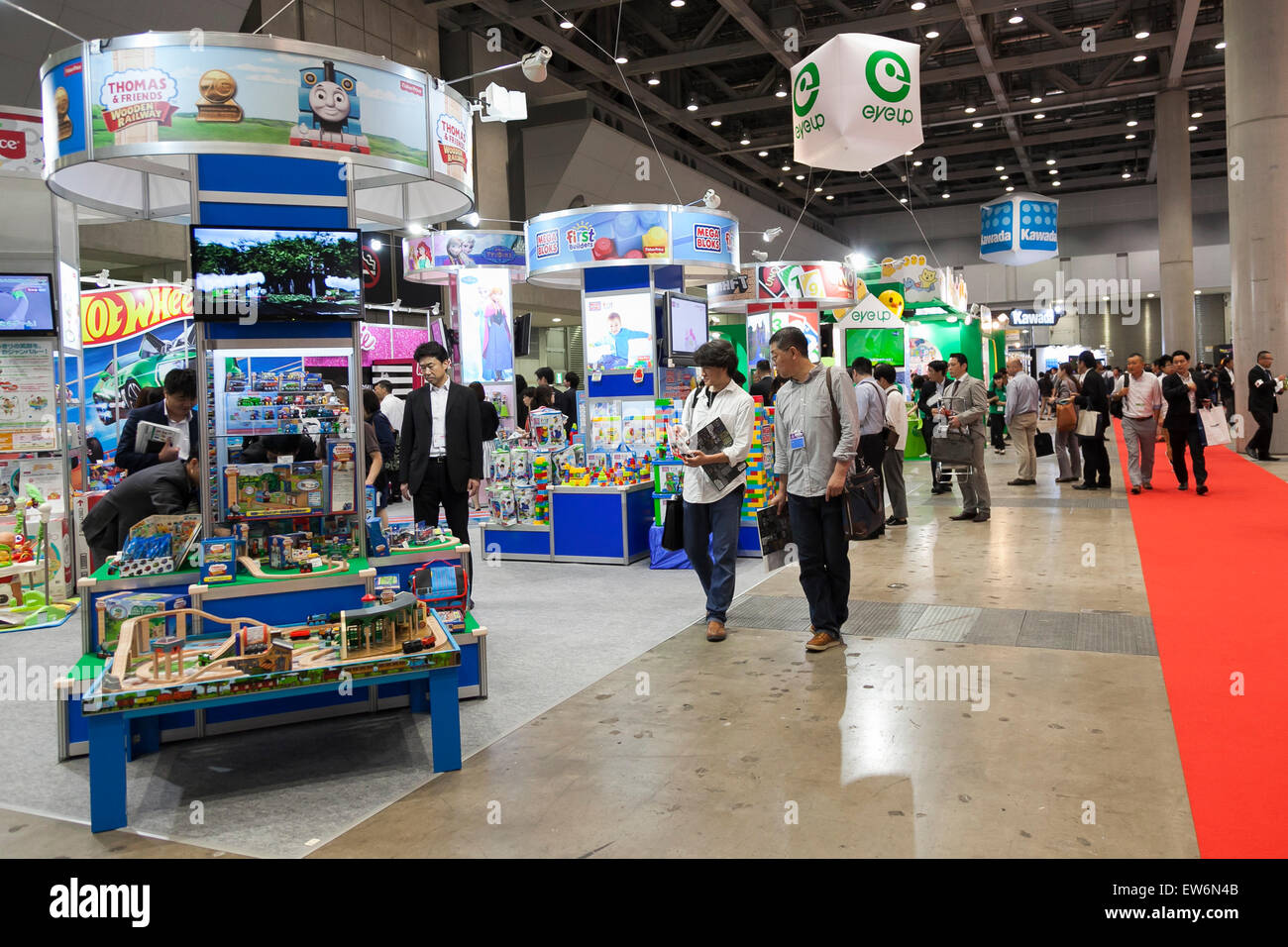 I visitatori si radunano presso l'International Tokyo Toy Show 2015 a Tokyo Big Sight il 18 giugno 2015, Tokyo, Giappone. Giappone il più grande salone per produttori di giocattoli Attira acquirenti e collezionisti introducendo i più recenti prodotti da differenti toymakers dal Giappone e all'estero. La Toy Fair di vetrine circa 35.000 giocattoli da 149 società domestiche e straniere ed è tenuto per quattro giorni. © Rodrigo Reyes Marin/AFLO/Alamy Live News Foto Stock