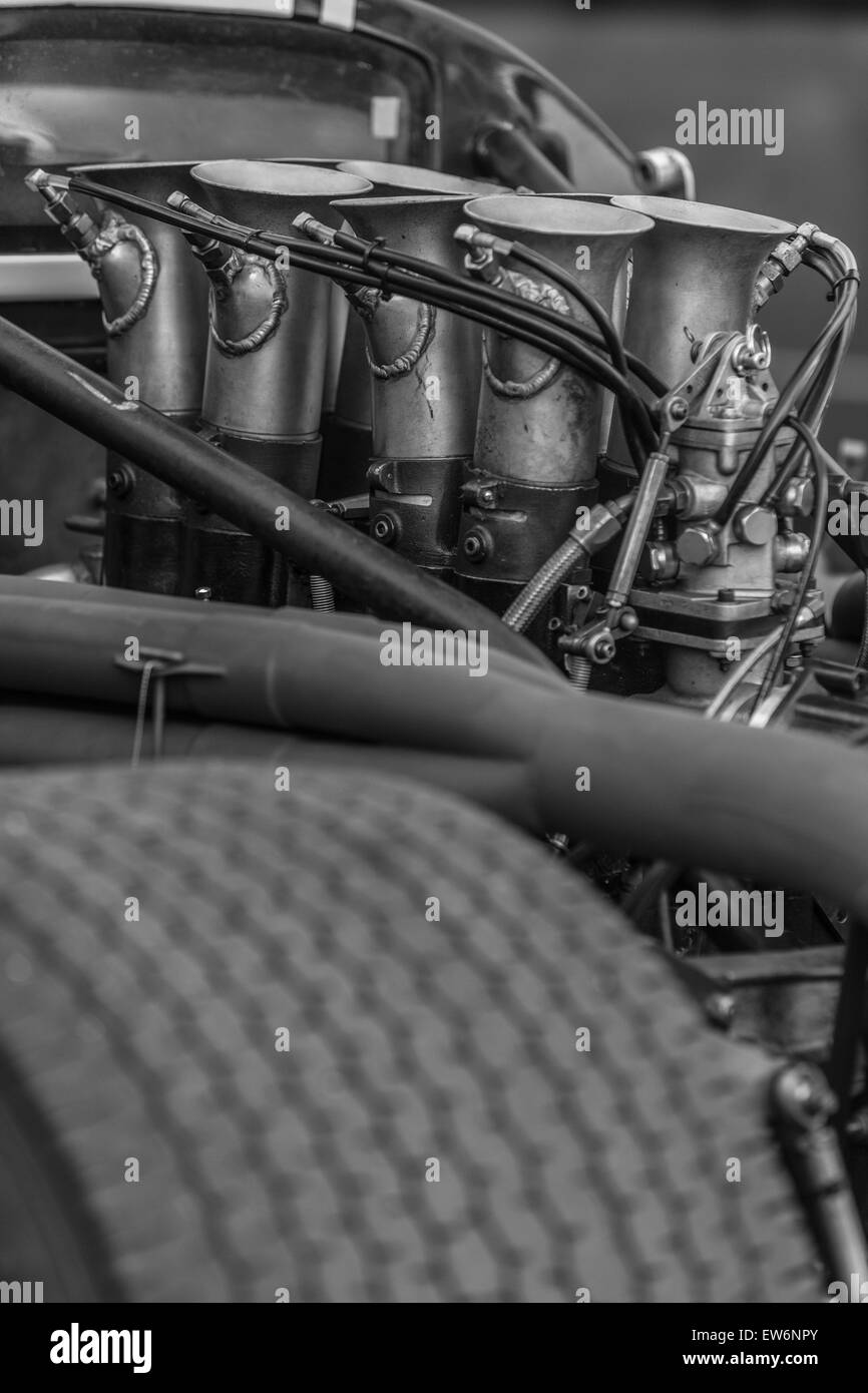 Le trombe di aspirazione su un racing motore V8 in un Sports racing car. Foto Stock