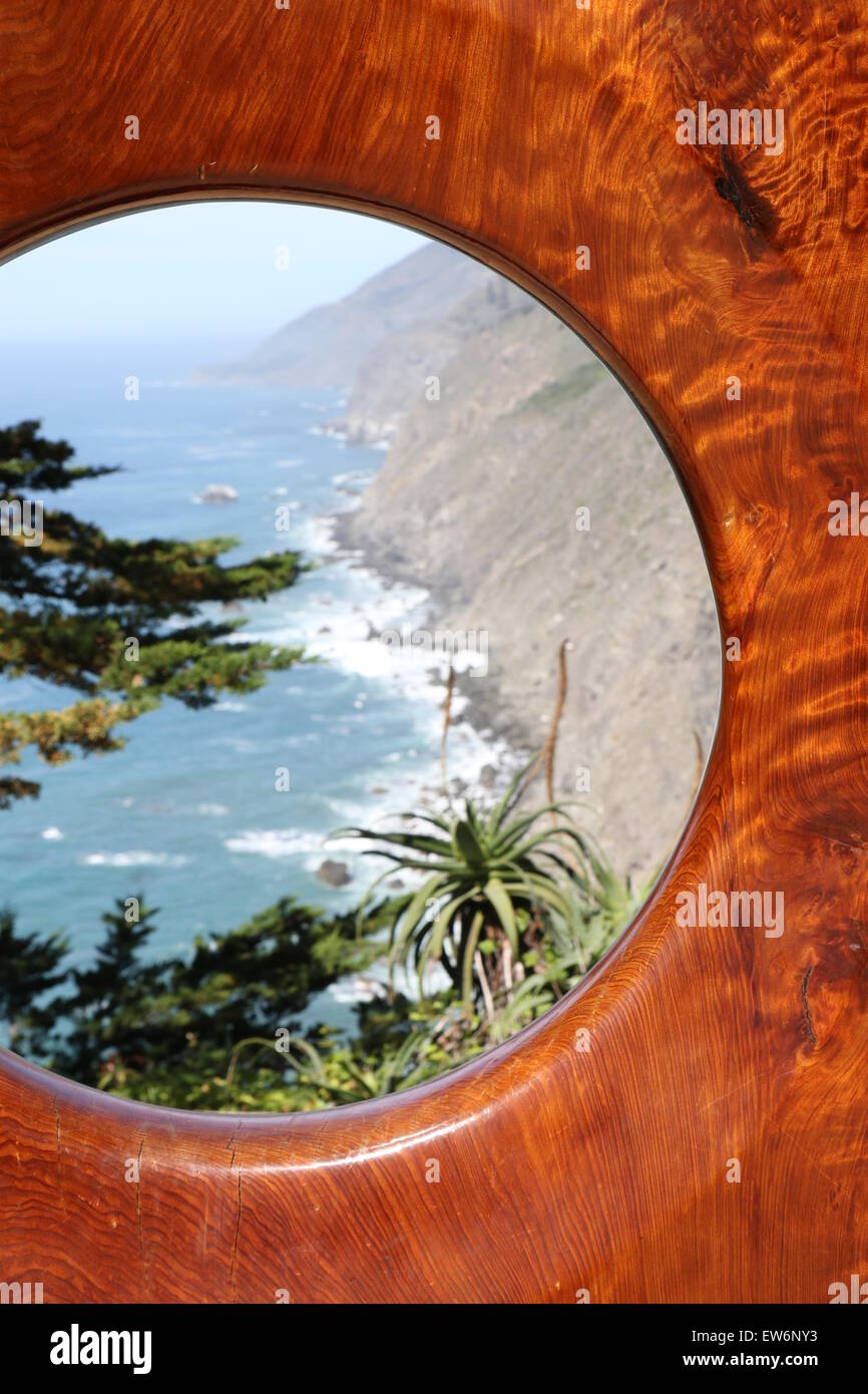 Costa di Bur Sur California visto attraverso una scultura in legno Foto Stock