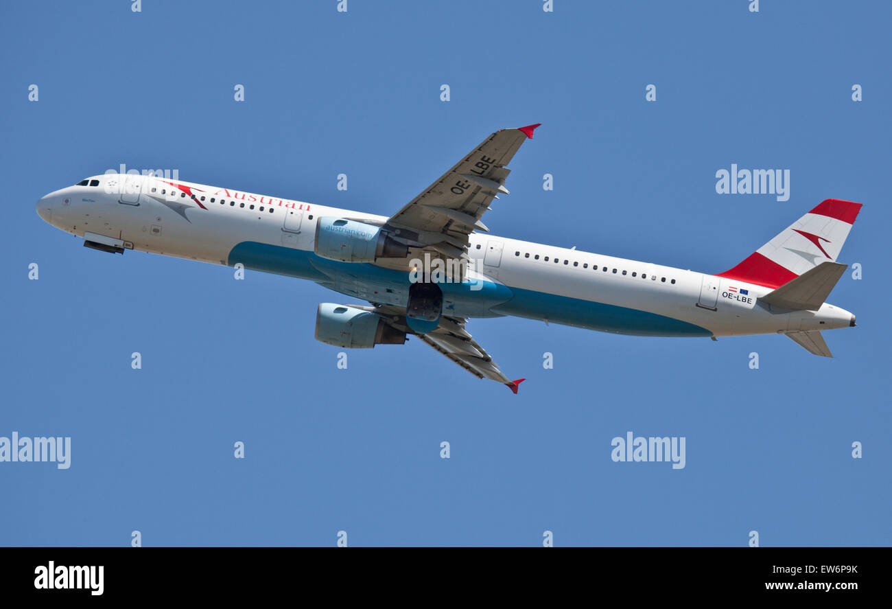 Austrian Airlines Airbus A321 OE-LBE in partenza dall'aeroporto di Heathrow LHR Foto Stock