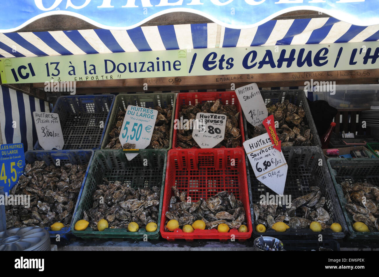Un ostricaio stallo a Cancale. Un certo numero di bancarelle che vendono direttamente ai visitatori che non hanno il tempo o il denaro per un ristorante. Foto Stock