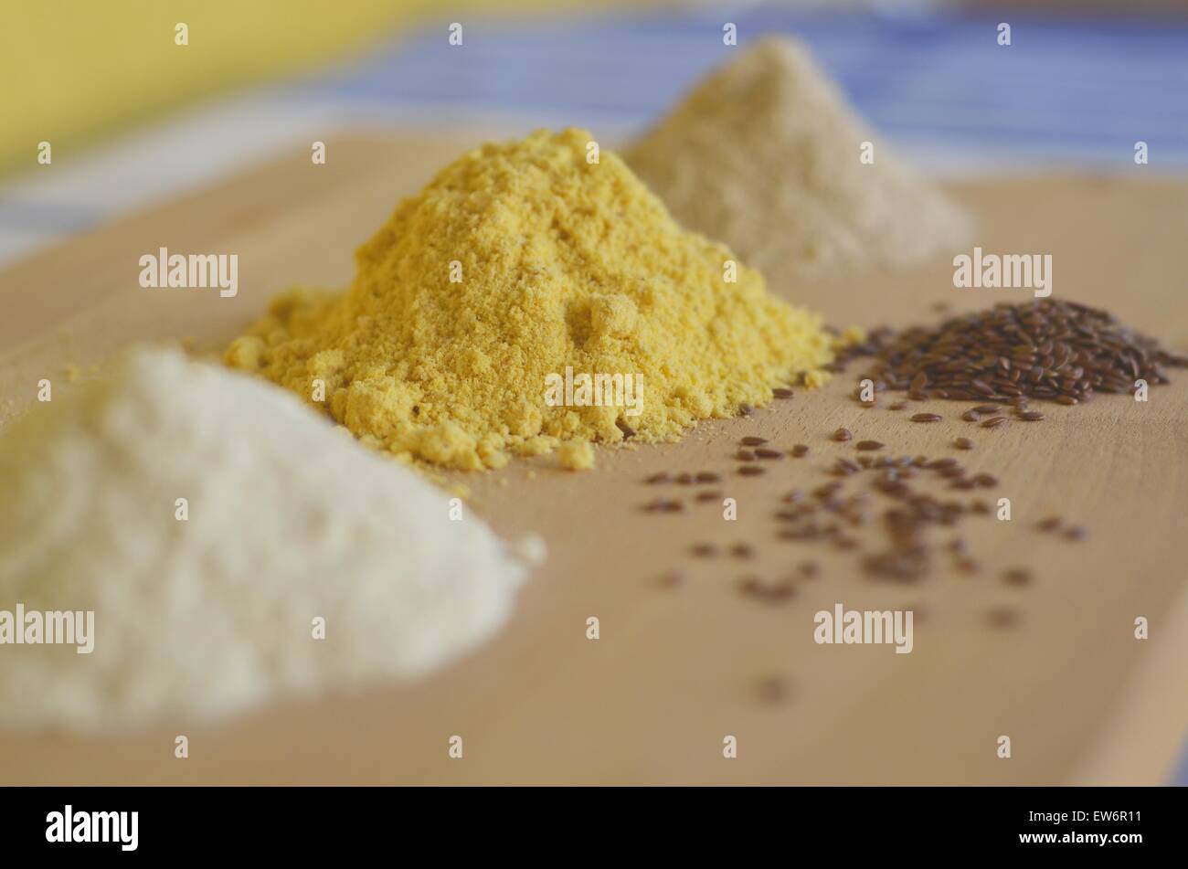 Farina sul pannello di legno Foto Stock