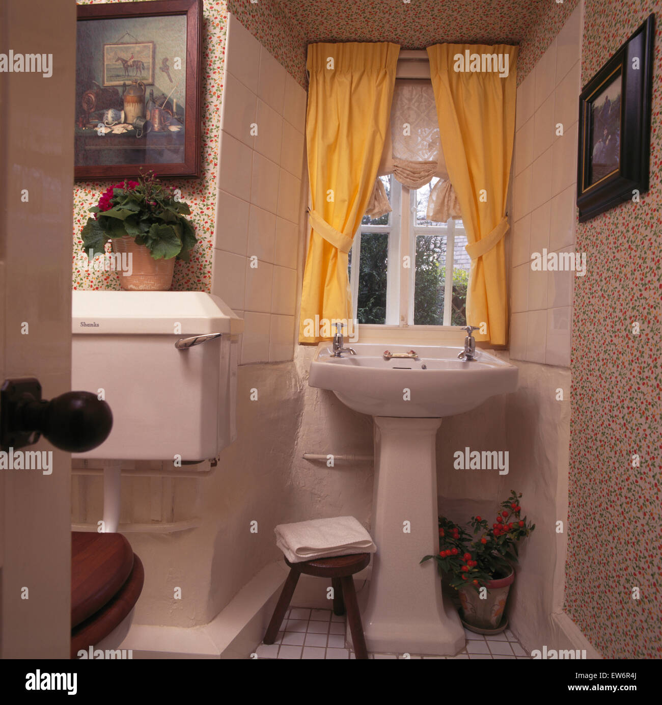 Tende gialle sulla finestra sopra lavello in bagno degli anni novanta Foto  stock - Alamy